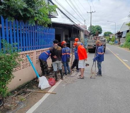      วันที่ 30 ตุลาคม 2568 เวลา 09.00 น. งานกิจการประปาสำนักปลัดเทศบาลตำบลบ้านกอก ออกให้บริการซ่อมท่อประปา บ้านนาแก้ว หมู่ที่  1 หมู่ที่ 2 และหมู่ที่ 3 เพื่อแก้ไขปัญหาน้ำประปารั่วให้ประชาชนได้ใช้น้ำในการอุปโภคต่อไป 