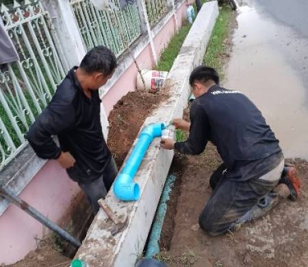 วันที่ 31 ตุลาคม 2568 เวลา 09.00 น. งานกิจการประปาสำนักปลัดเทศบาลตำบลบ้านกอก ออกให้บริการซ่อมท่อน้ำประปาหน้าโรงเรียนบ้านนาแก้วประชาสรรค์ เพื่อแก้ไขปัญหาน้ำประปารั่วให้ประชาชนได้ใช้น้ำในการอุปโภคต่อไป