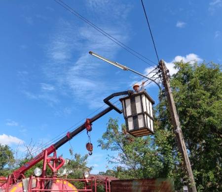 วันที่ 22 ธันวาคม 2568  เวลา 15.00 น. กองช่างเทศบาลตำบลบ้านกอก ออกให้บริการซ่อมไฟฟ้าสาธารณะบ้านกอก หมู่ที่ 4 เพื่อแก้ไขปัญหาความเดือดร้อนให้แก่ประชาชนตำบลบ้านกอก   