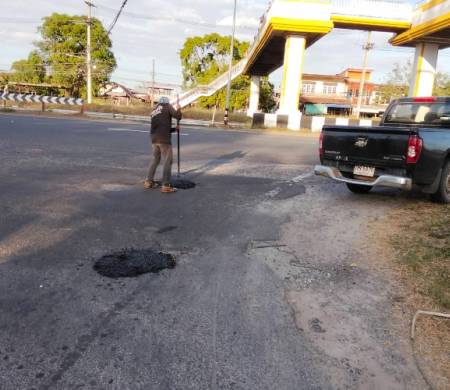 วันที่ 22 ธันวาคม 2568 เวลา15.30 น. นายสมควร พลพวก นายกเทศมนตรีตำบลบ้านกอก มอบหมายให้กองช่างเทศบาลตำบลบ้านกอก ลงพื้นที่ออกสำรวจและซ่อมแซมถนนทางเข้าบ้านนาแก้ว เพื่อแก้ไขปัญหาความเดือดร้อนให้แก่ประชาชนตำบลบ้านกอก และผู้สัญจรไปมาได้ใช้บริการได้สะดวก ปลอดภัย 