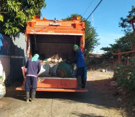 วันที่ 3 กุมภาพันธ์ 2569 เวลา 07.00 น. งานกำจัดขยะมูลฝอยและสิ่งปฏิกูล สำนักปลัดเทศบาล ออกบริการเก็บขยะมูลฝอยให้แก่ประชาชนตำบลบ้านนาแก้ว หมู่ที่ 1 หมู่ที่ 2 และหมู่ที่ 3