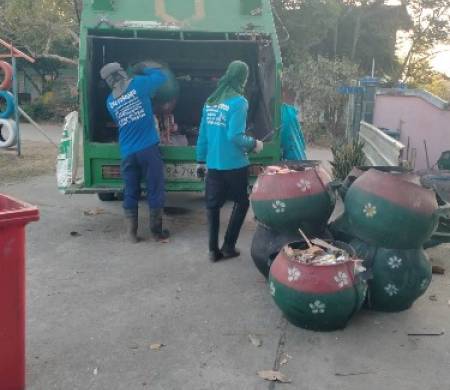 วันที่ 6 กุมภาพันธ์ 2569 เวลา 07.00 น. งานกำจัดขยะมูลฝอยและสิ่งปฏิกูล สำนักปลัดเทศบาล ออกบริการเก็บขยะมูลฝอยให้แก่ประชาชนตำบลบ้านนาแก้ว หมู่ที่ 1 หมู่ที่ 2 และหมู่ที่ 3 